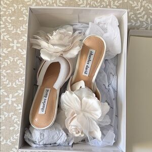 Charles David Karaoke Floral Sandals in Ivory New in Box size 6.5